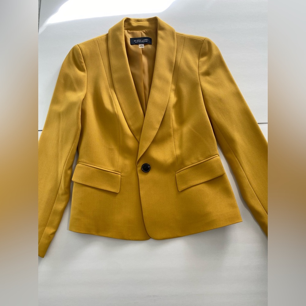 Black label by Evan Picone, Size 4, never worn, mustard yellow, onebutton blazer